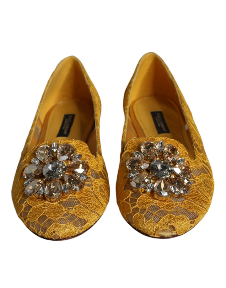Zapatos bailarinas tipo mocasín de encaje y cristal color mostaza Dolce & Gabbana