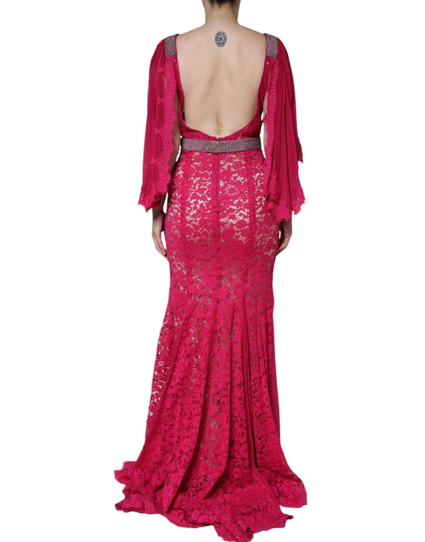 Vestido largo tipo túnica de encaje rosa con cristales de Dolce & Gabbana