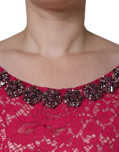 Vestido largo tipo túnica de encaje rosa con cristales de Dolce & Gabbana