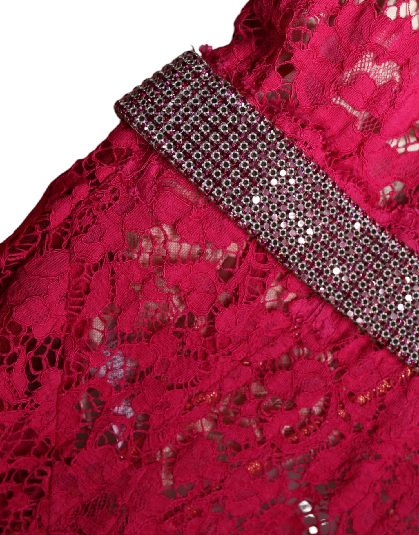 Vestido largo tipo túnica de encaje rosa con cristales de Dolce & Gabbana