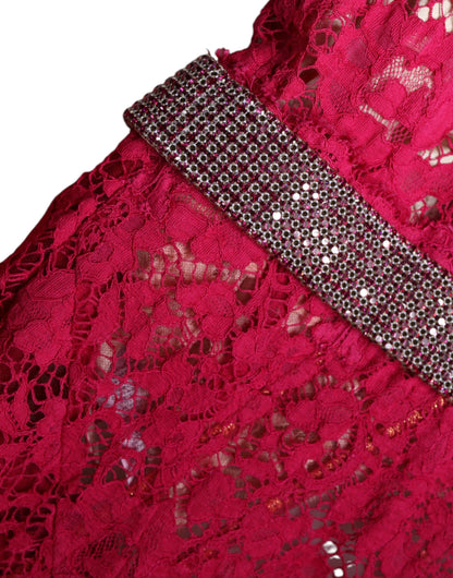 Vestido largo tipo túnica de encaje rosa con cristales de Dolce & Gabbana