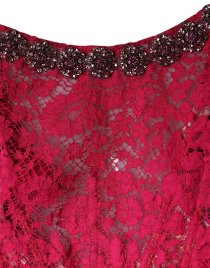 Vestido largo tipo túnica de encaje rosa con cristales de Dolce & Gabbana
