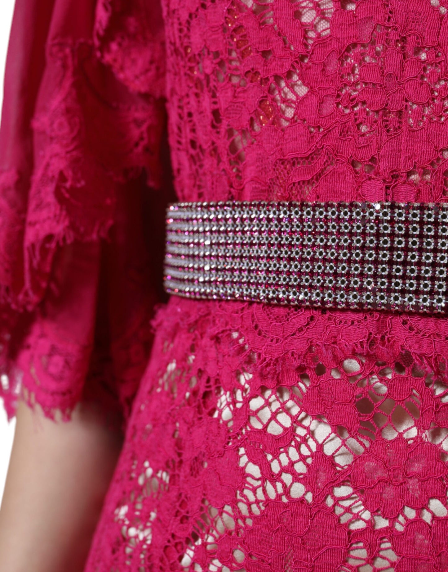 Vestido largo tipo túnica de encaje rosa con cristales de Dolce & Gabbana