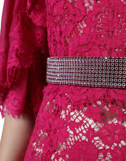 Vestido largo tipo túnica de encaje rosa con cristales de Dolce & Gabbana