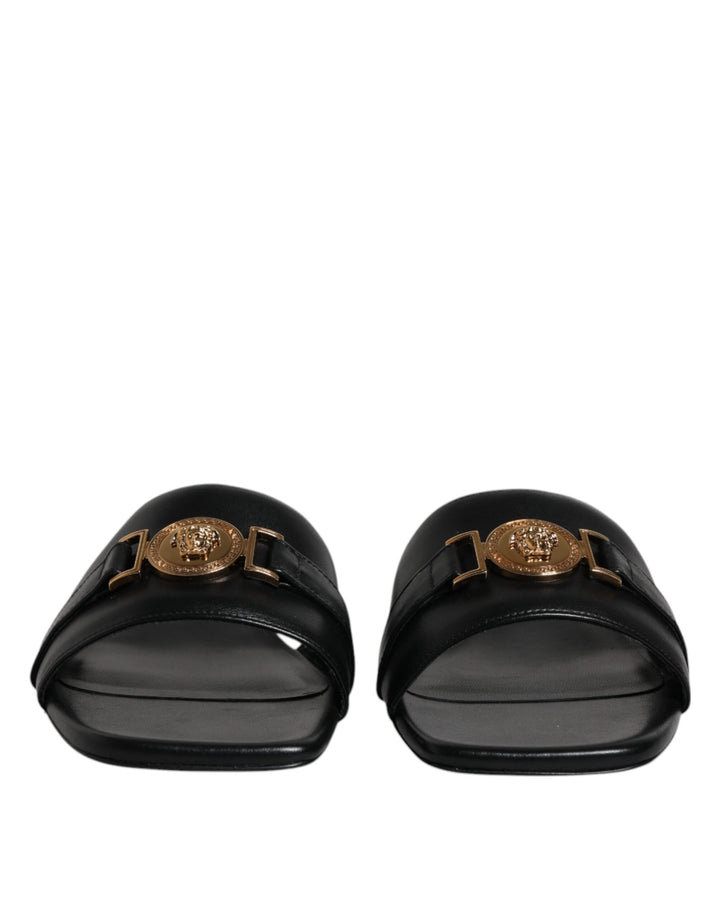 Versace Zapatillas Destalonadas Planas de Cuero Negro con Placa del Logo