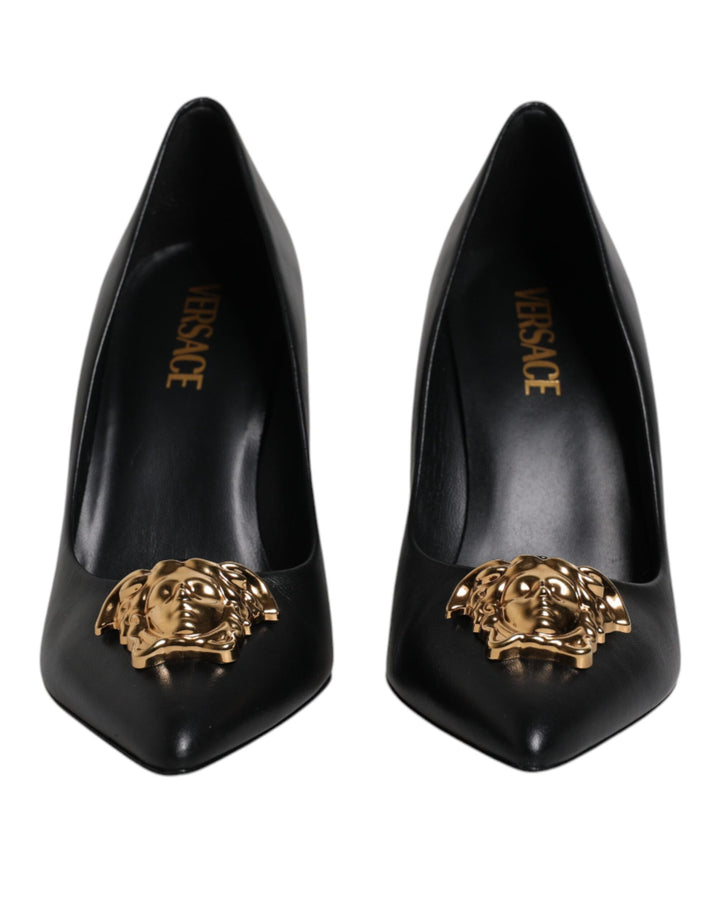 Escarpins noirs en cuir avec plaque logo Versace