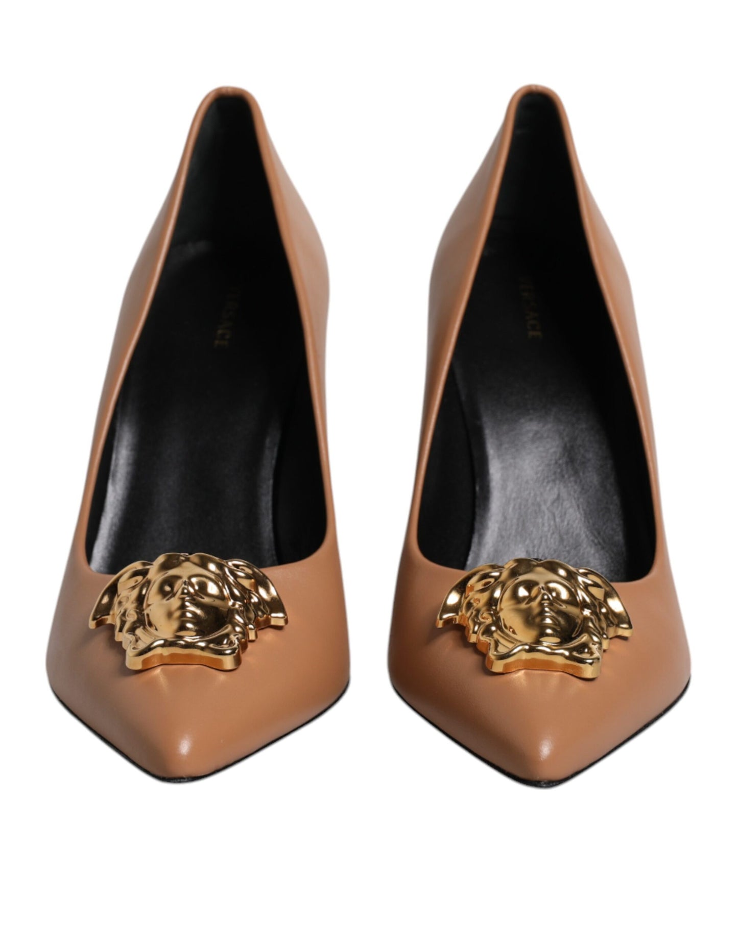 Chaussures à talons hauts en cuir marron avec plaque logo Versace