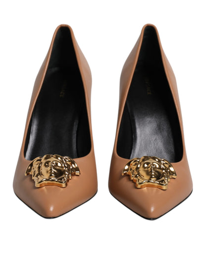 Chaussures à talons hauts en cuir marron avec plaque logo Versace