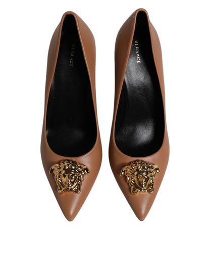 Chaussures à talons hauts en cuir marron avec plaque logo Versace