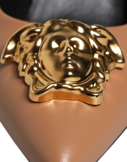 Chaussures à talons hauts en cuir marron avec plaque logo Versace