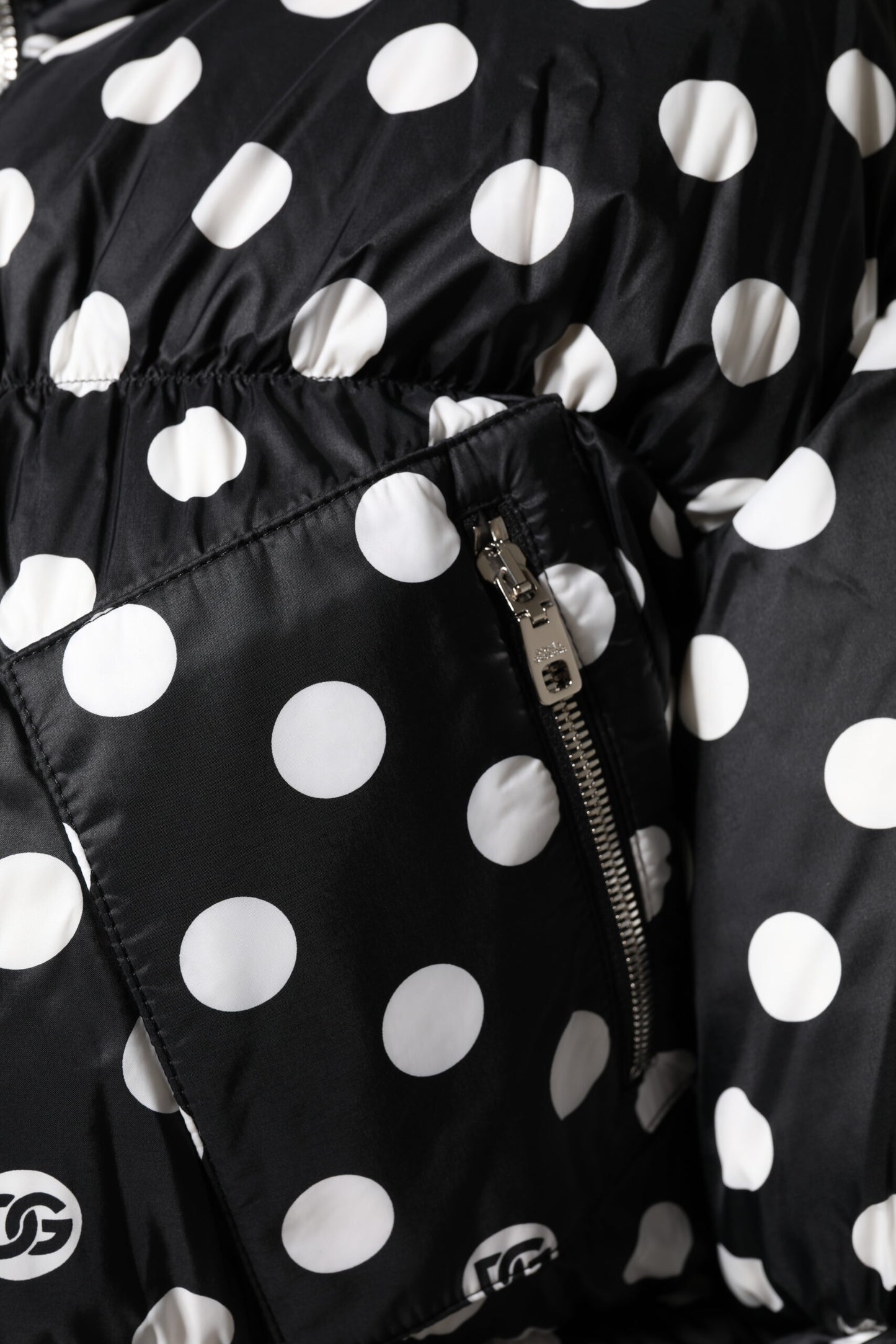 Doudoune Dolce & Gabbana à pois noirs et blancs avec fermeture éclair intégrale