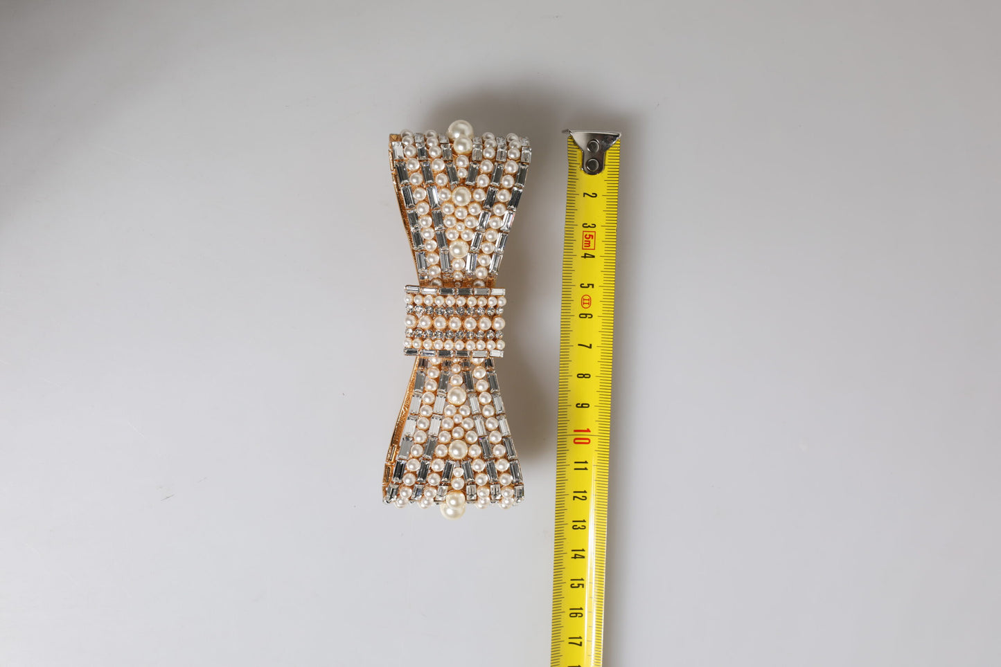 Broche Dolce & Gabbana en laiton doré avec nœud, cristaux et fausses perles