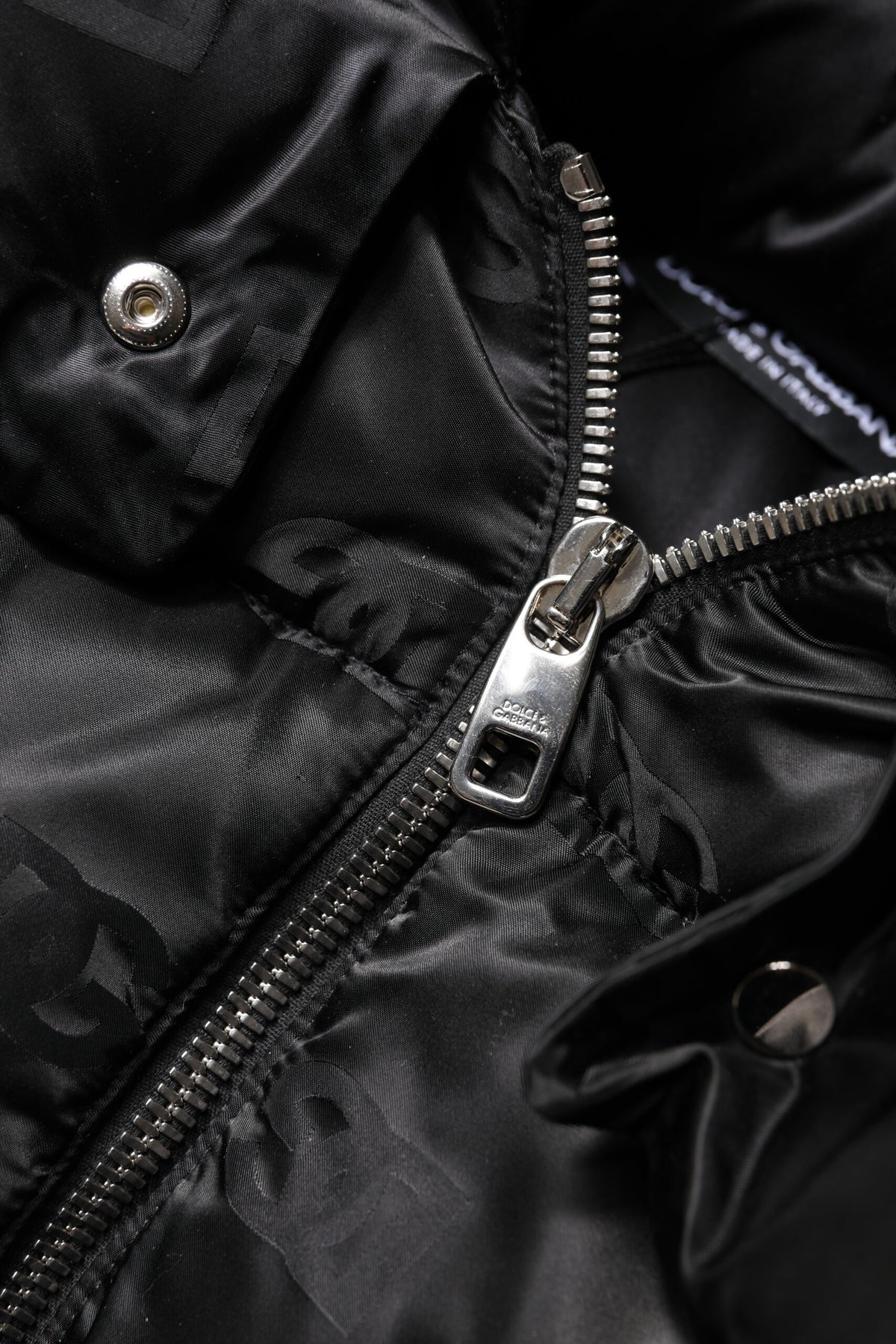 Dolce & Gabbana Doudoune courte matelassée noire à capuche et fermeture éclair intégrale