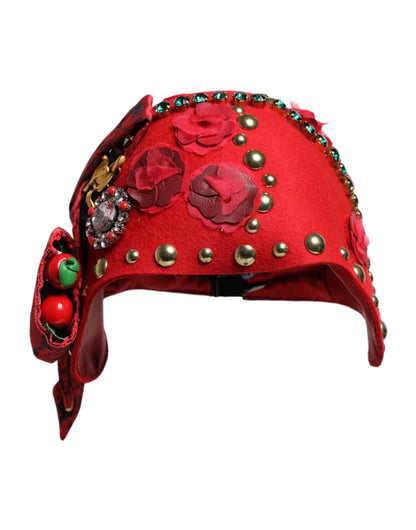 Sombrero adornado con broche de rosas doradas con cristales rojos de Dolce & Gabbana