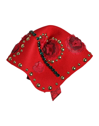 Sombrero adornado con broche de rosas doradas con cristales rojos de Dolce & Gabbana