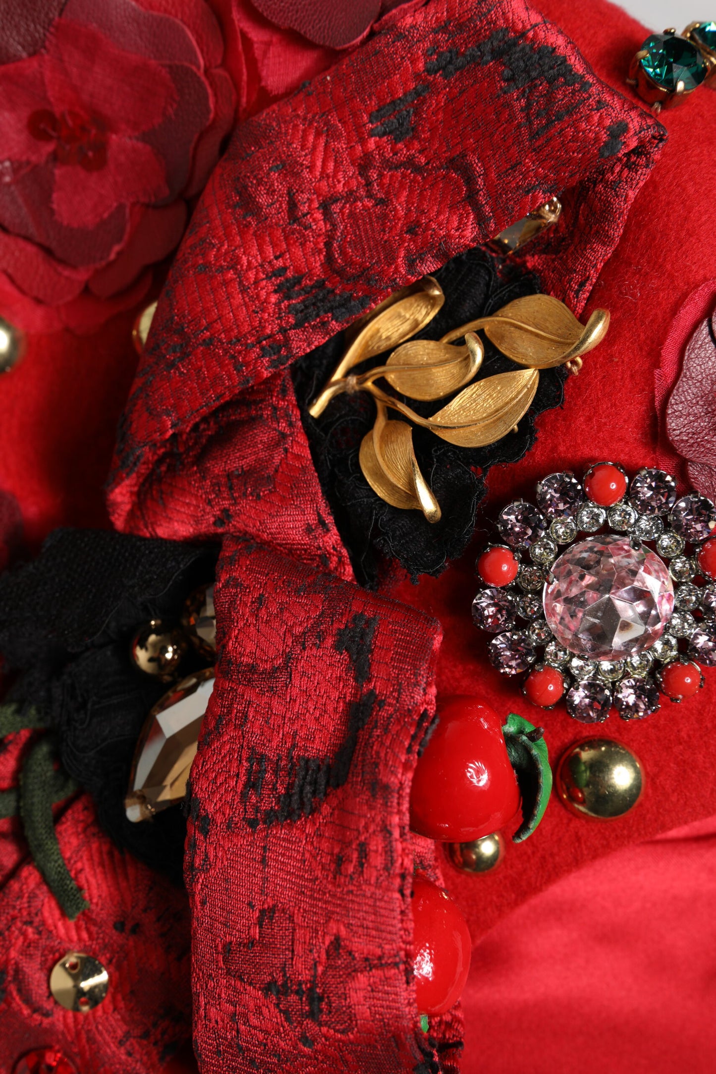 Sombrero adornado con broche de rosas doradas con cristales rojos de Dolce & Gabbana