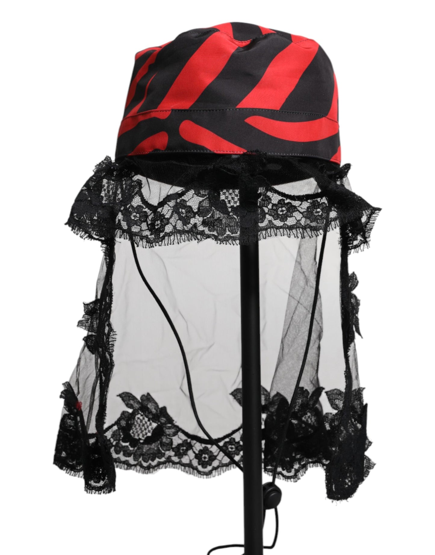 Sombrero de pescador de tul y encaje a rayas negras y rojas de Dolce & Gabbana