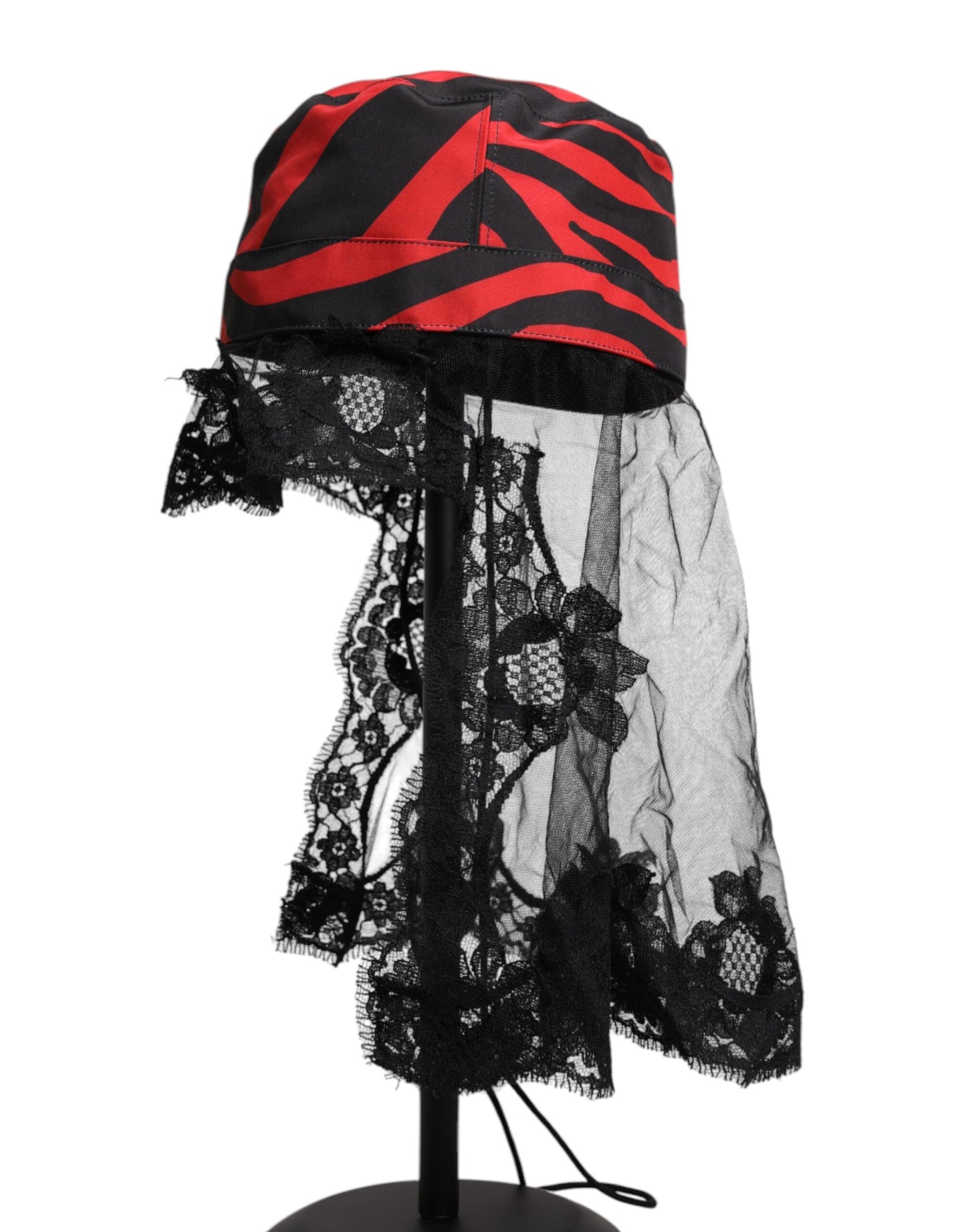 Sombrero de pescador de tul y encaje a rayas negras y rojas de Dolce & Gabbana