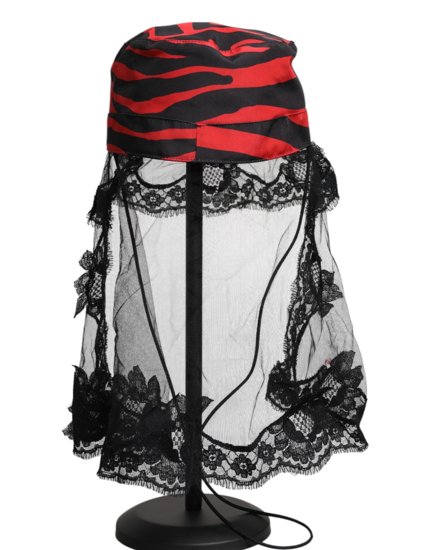 Sombrero de pescador de tul y encaje a rayas negras y rojas de Dolce & Gabbana