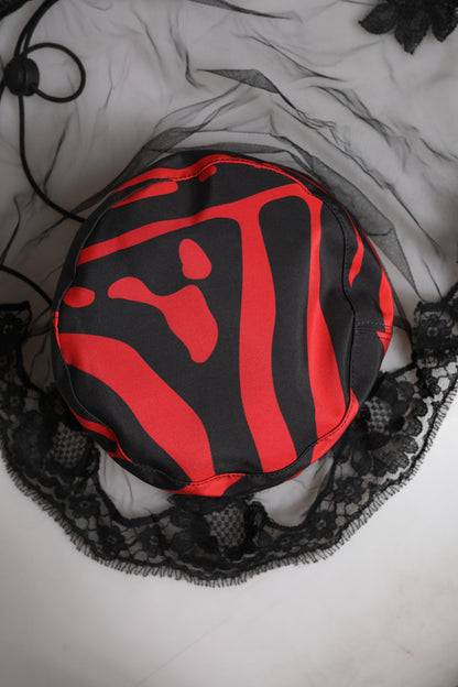 Sombrero de pescador de tul y encaje a rayas negras y rojas de Dolce & Gabbana