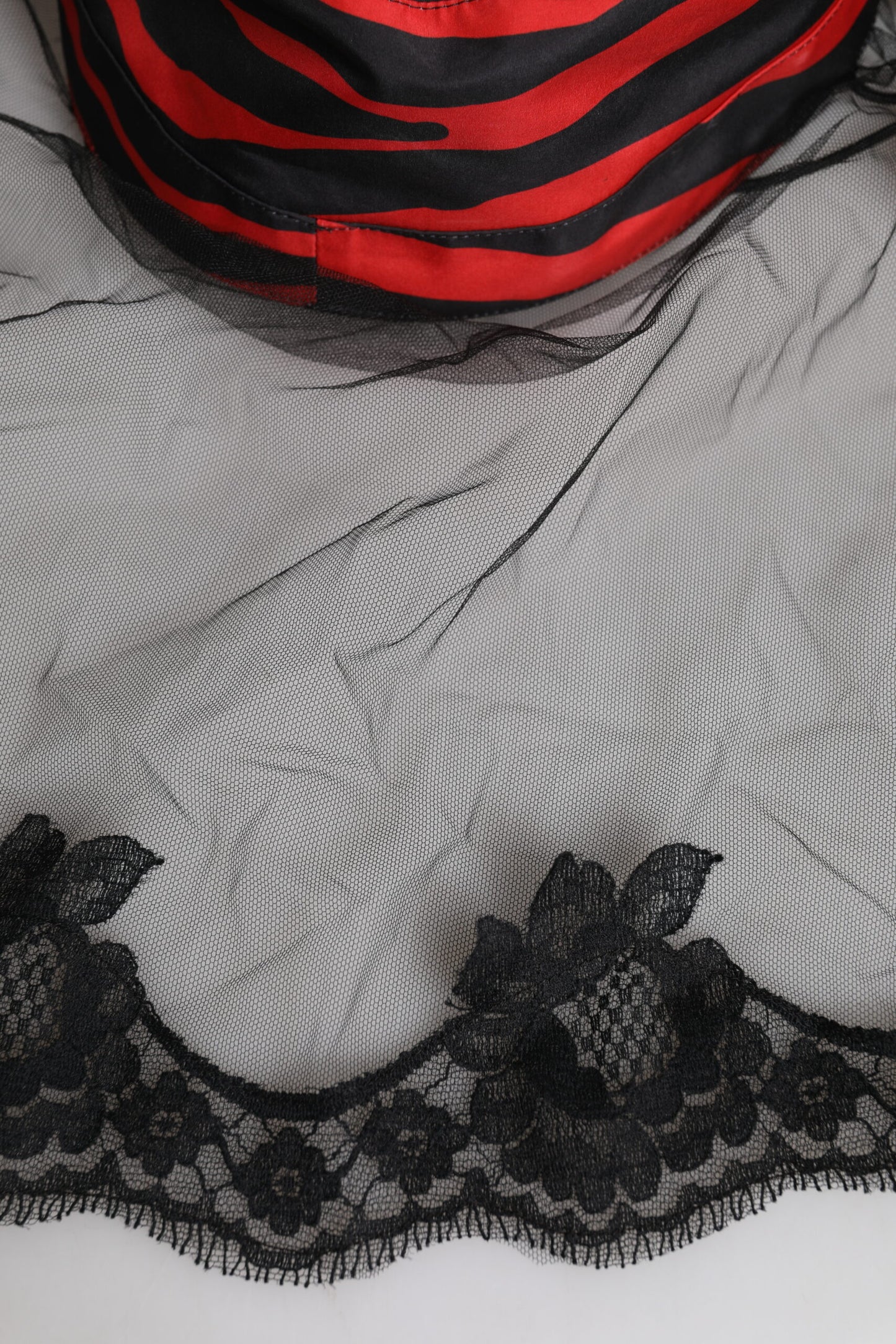 Sombrero de pescador de tul y encaje a rayas negras y rojas de Dolce & Gabbana