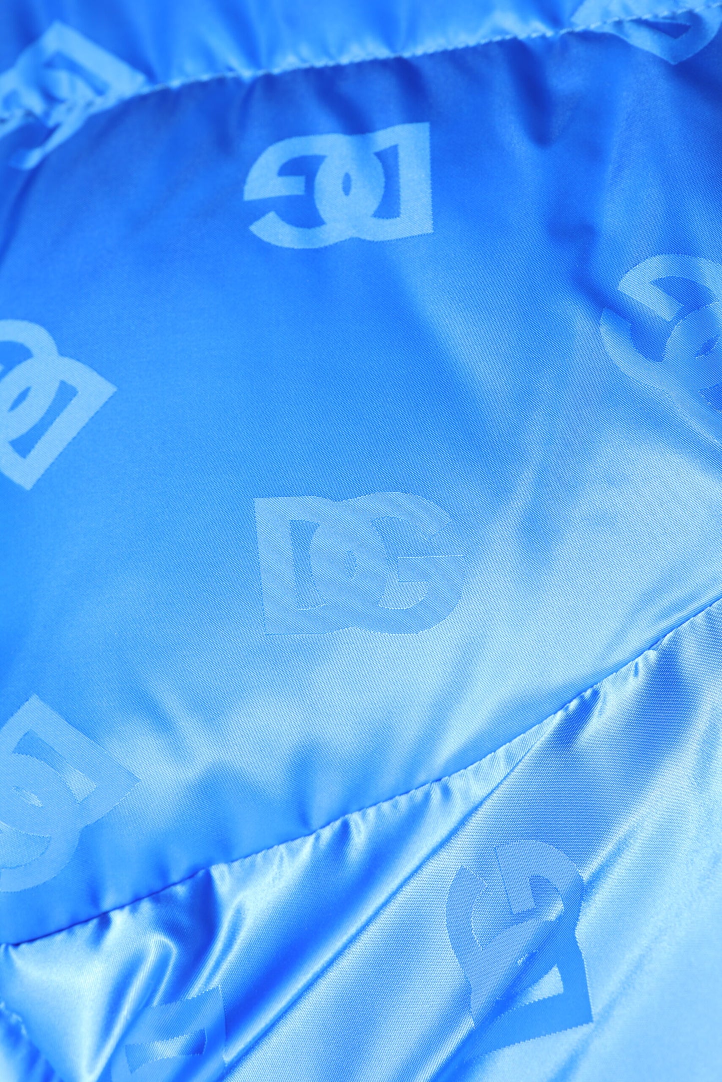 Chaqueta acolchada con capucha y cremallera completa con logo azul de Dolce & Gabbana