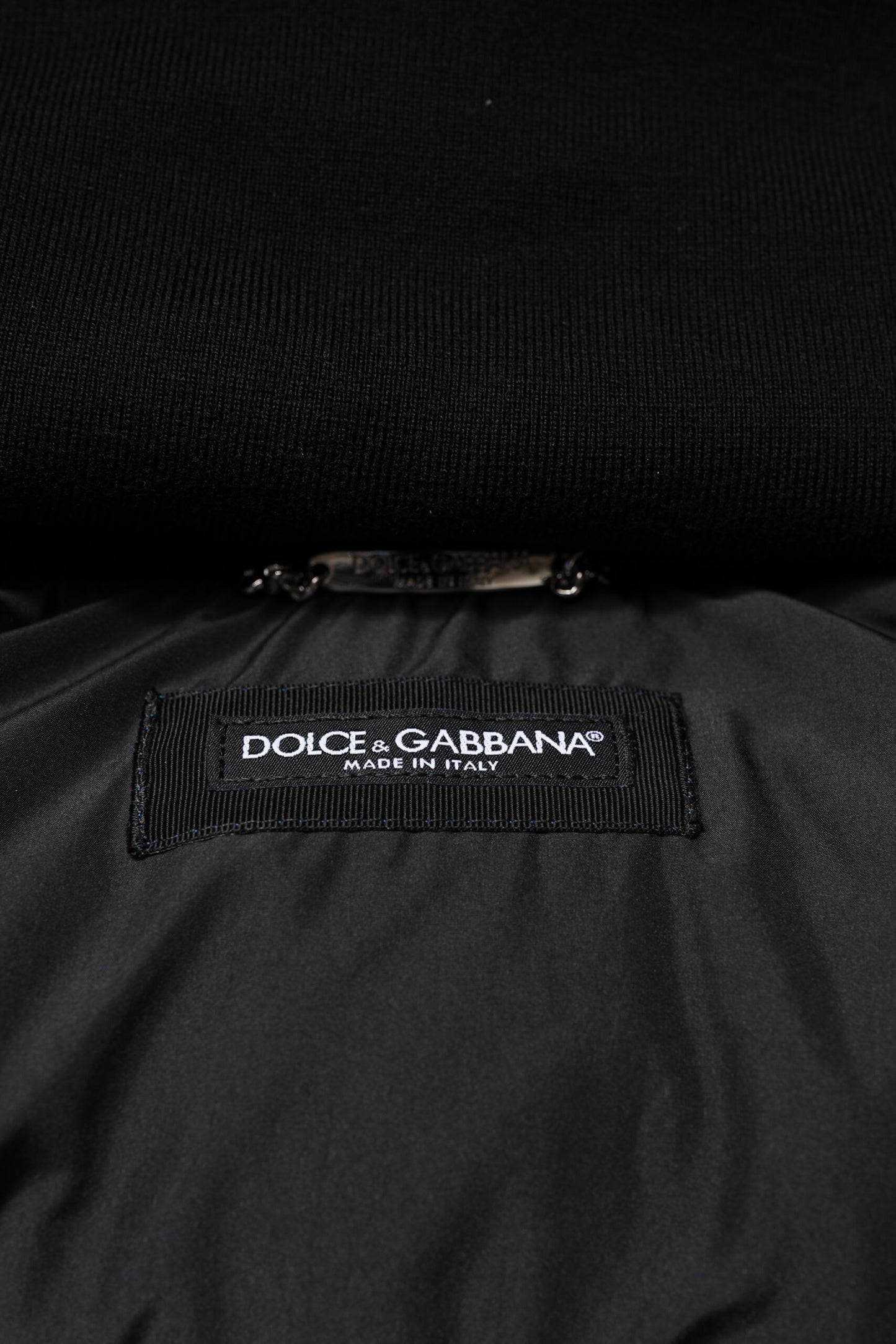 Chaqueta acolchada con capucha y cremallera completa con logo azul de Dolce & Gabbana