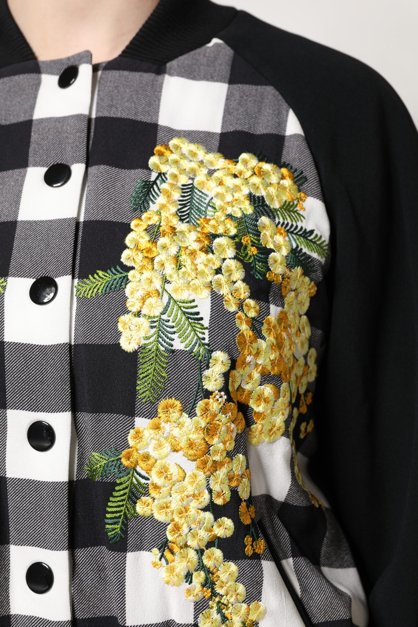 Chaqueta con botones de cuadros en blanco y negro y estampado floral de Dolce & Gabbana