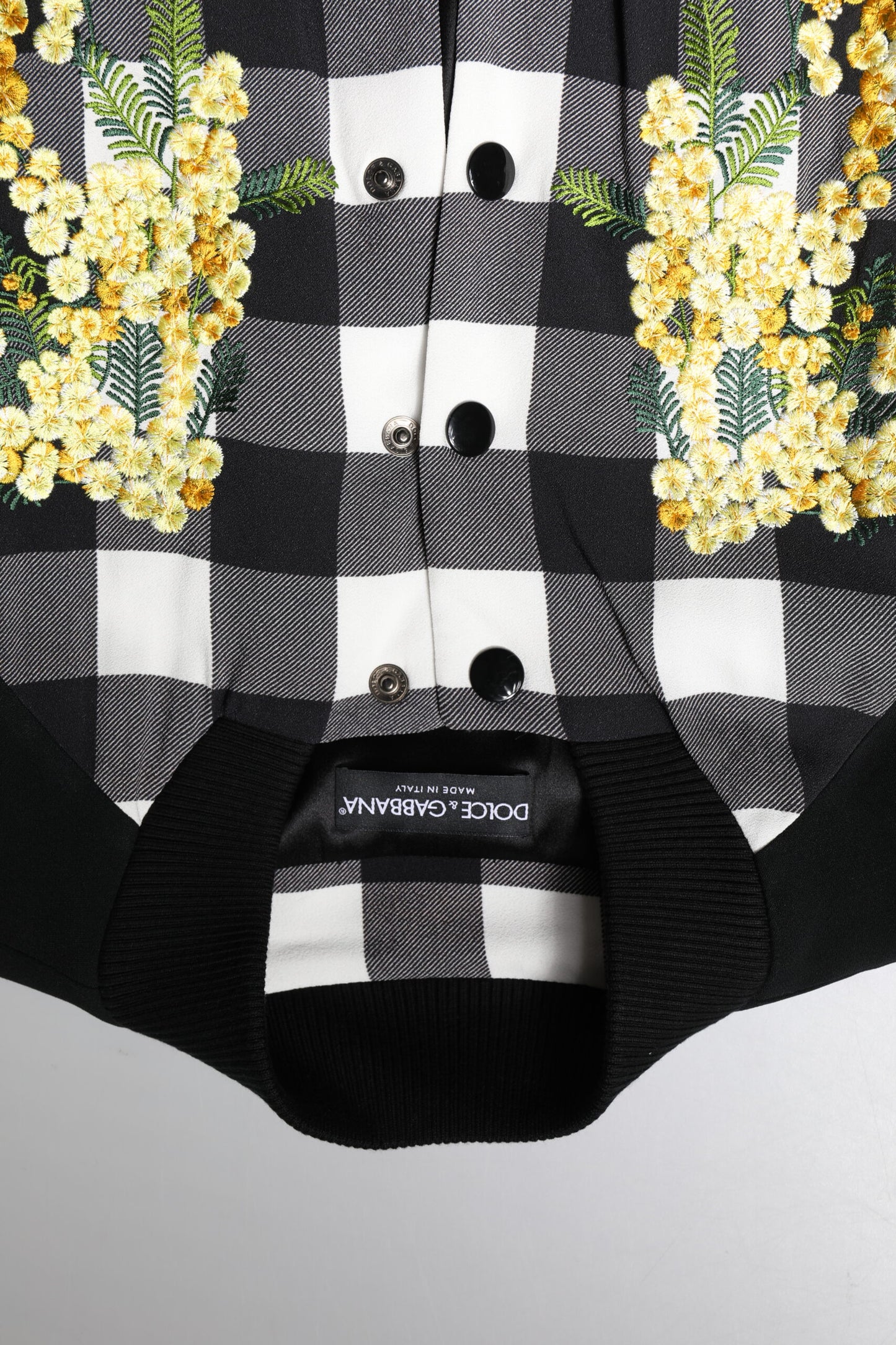 Chaqueta con botones de cuadros en blanco y negro y estampado floral de Dolce & Gabbana