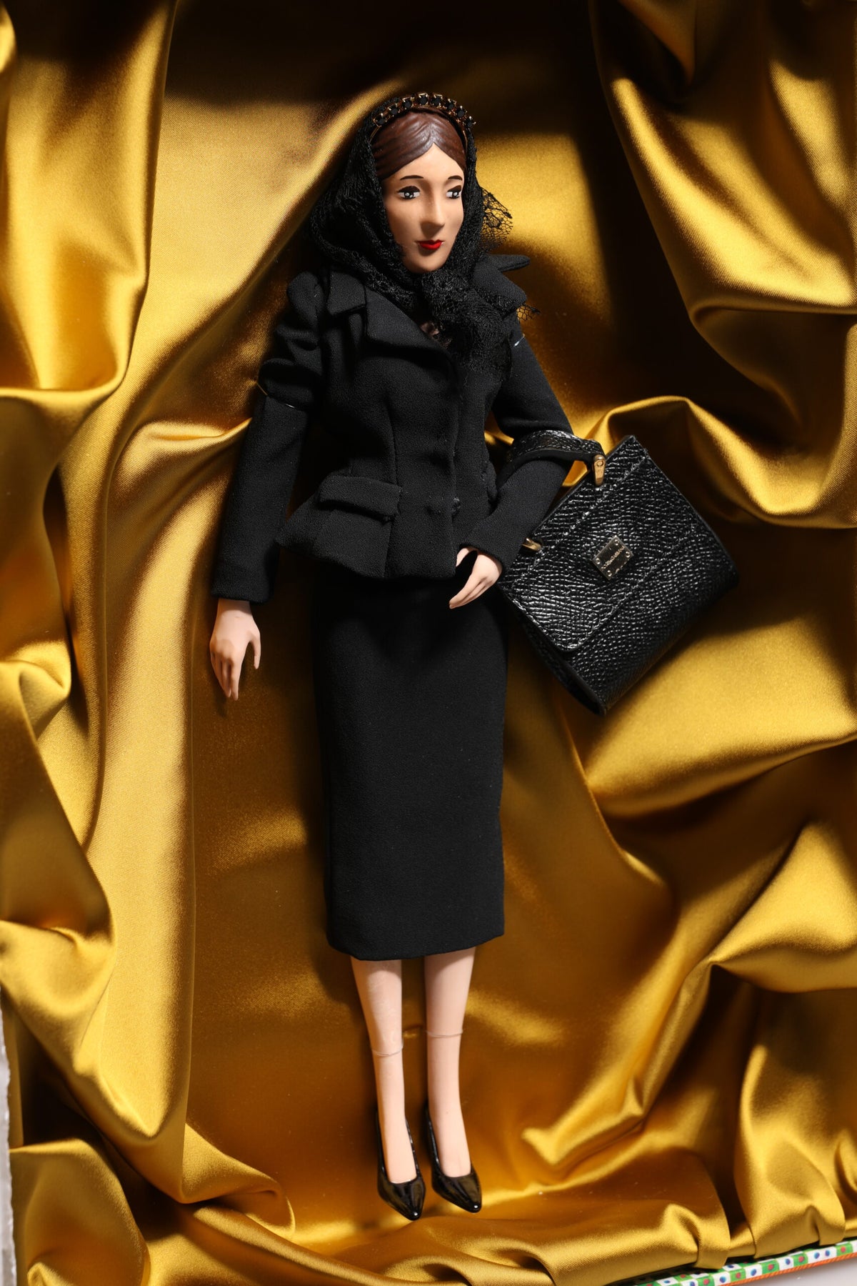 Vestido negro de Dolce & Gabbana de cerámica, porcelana, moda, cuero y muñecas de Sicilia