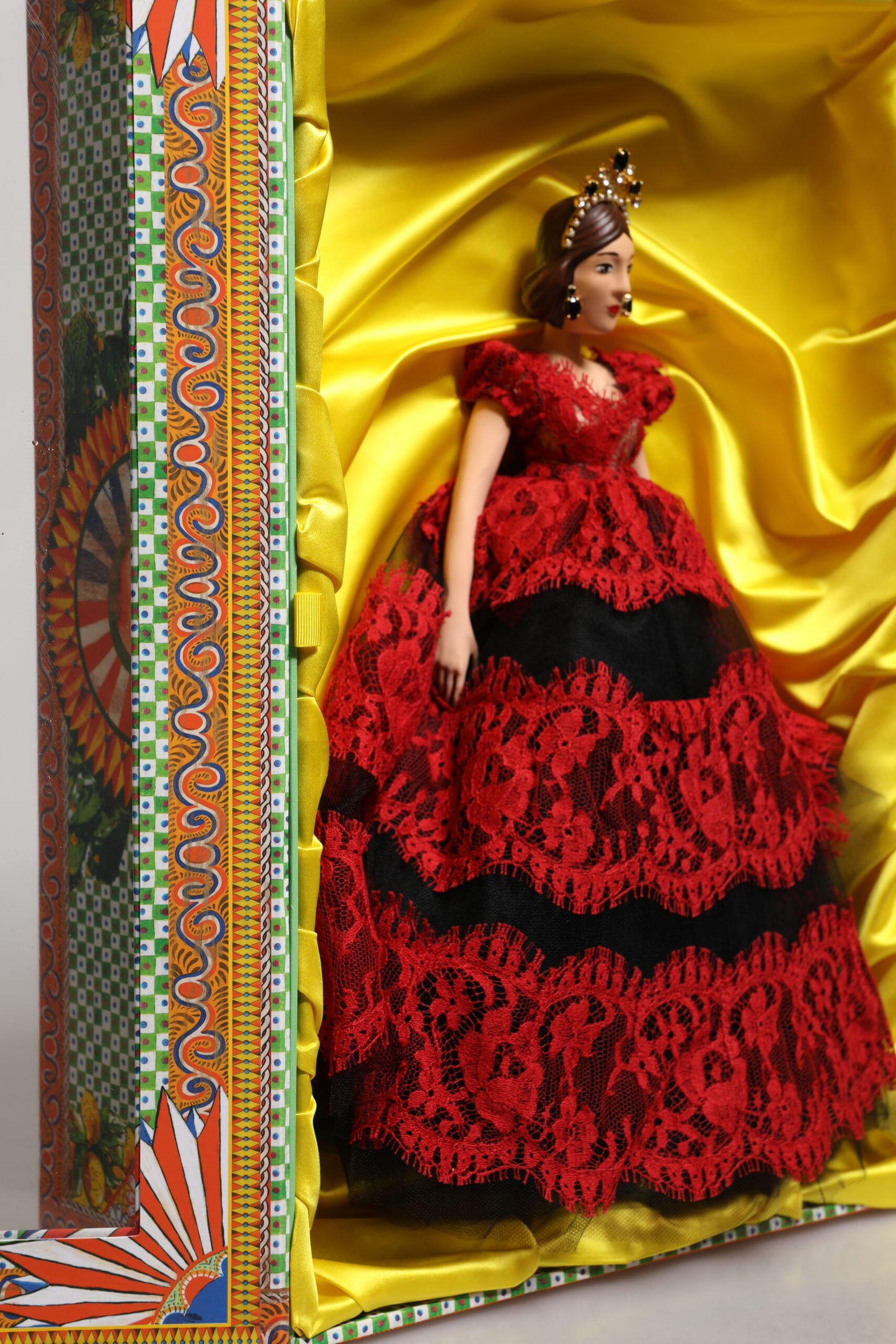 Dolce & Gabbana Robe Rouge Céramique Porcelaine Boîte Mode Cuir Sicile Poupées
