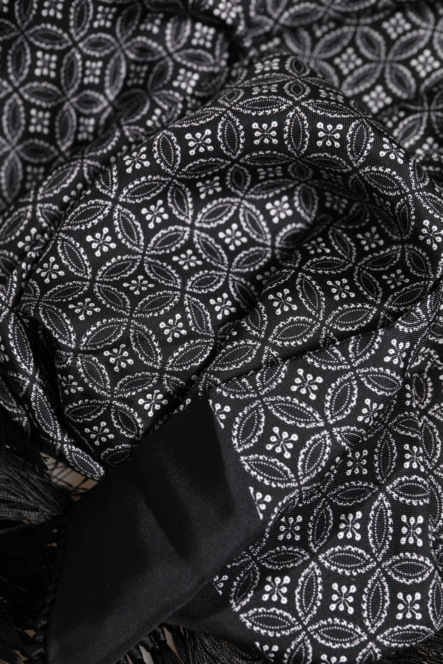 Fular Bufanda Hombre Dolce & Gabbana Negra Estampada con Flecos
