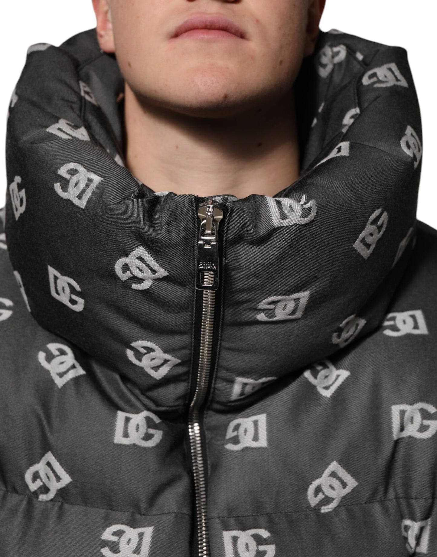 Chaqueta de Plumón con Cremallera Completa y Monograma DG Negra para Hombre de Dolce & Gabbana