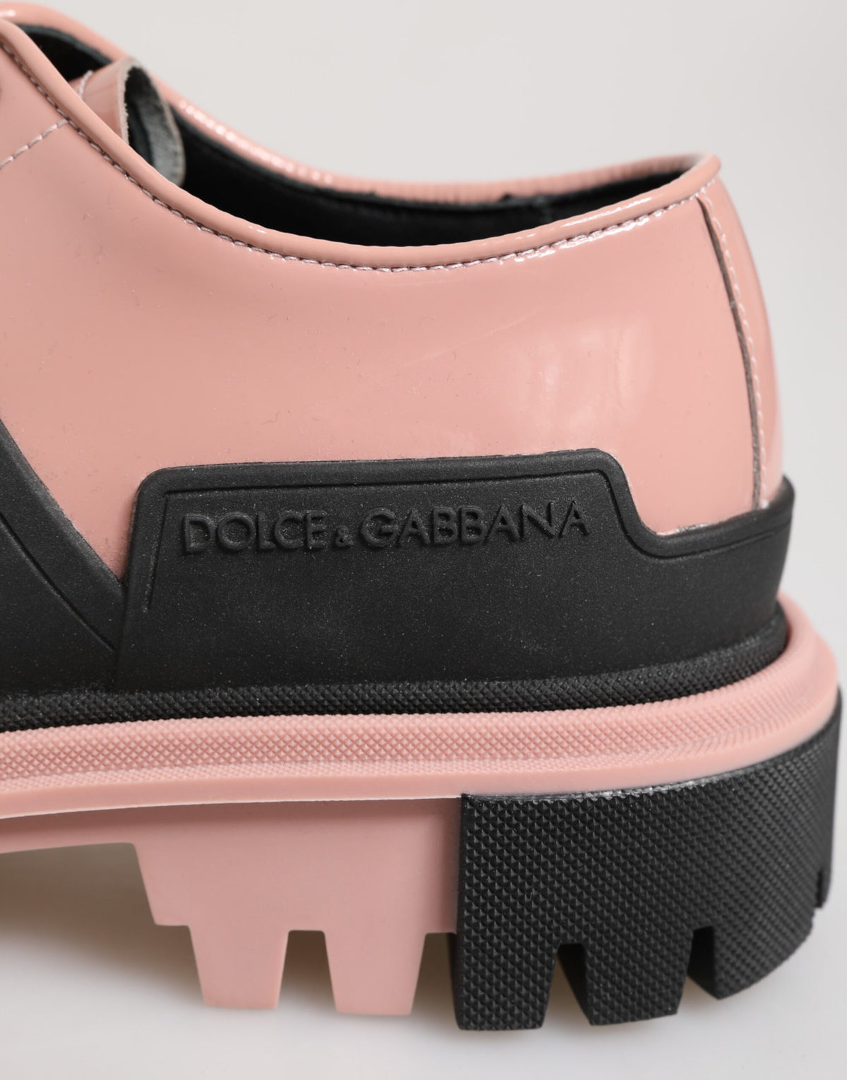 Zapatos con cordones de cuero negro rosa claro de Dolce & Gabbana