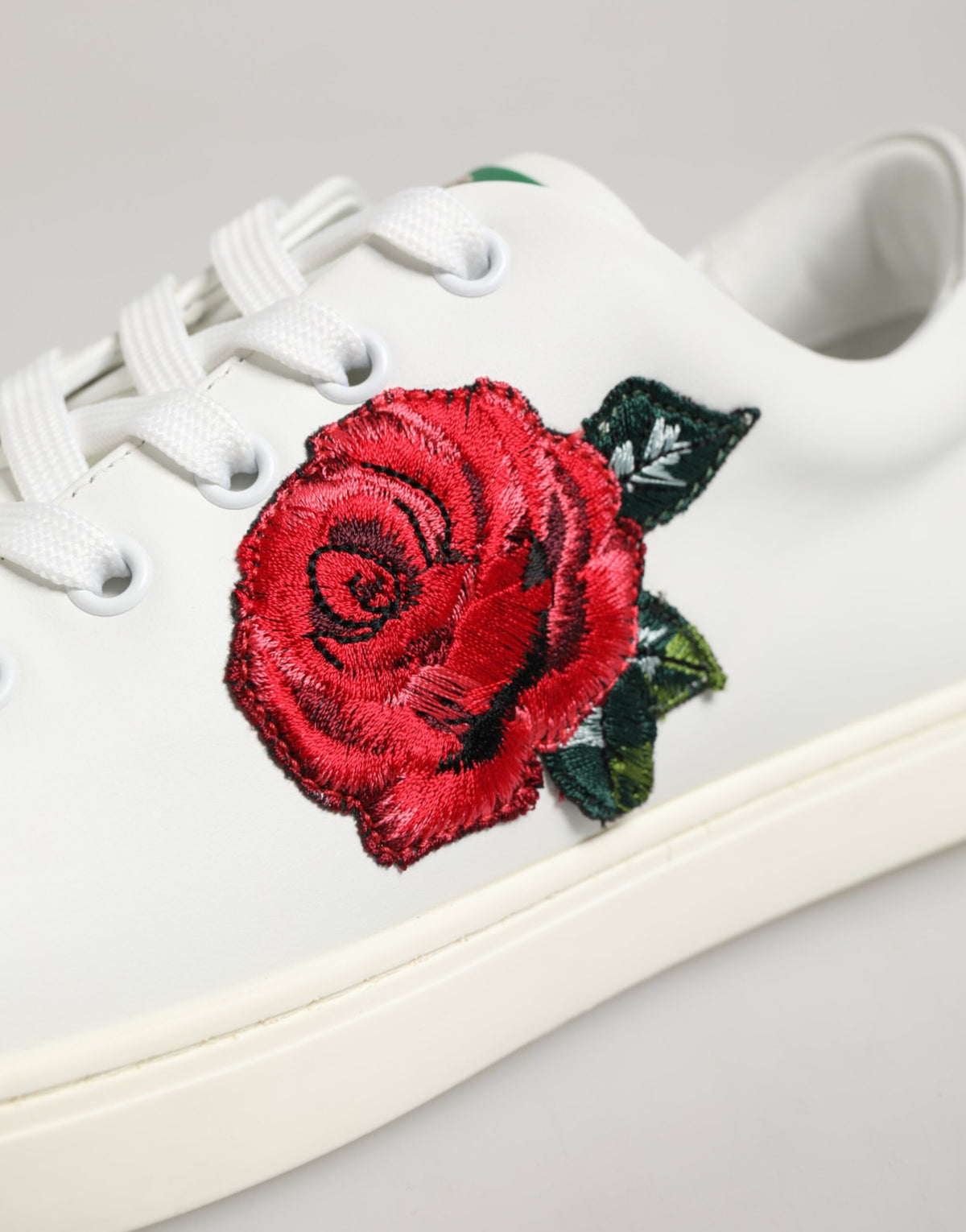 Chaussures basses Dolce & Gabbana en cuir blanc à broderie rose