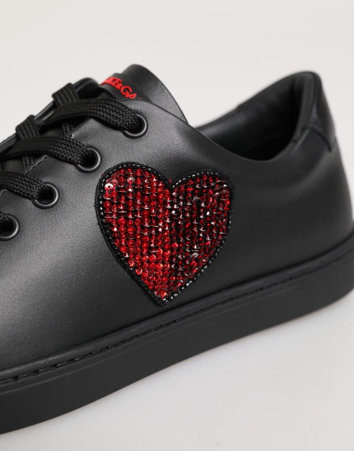 Zapatillas bajas con corazón de cristal de cuero negro Dolce & Gabbana