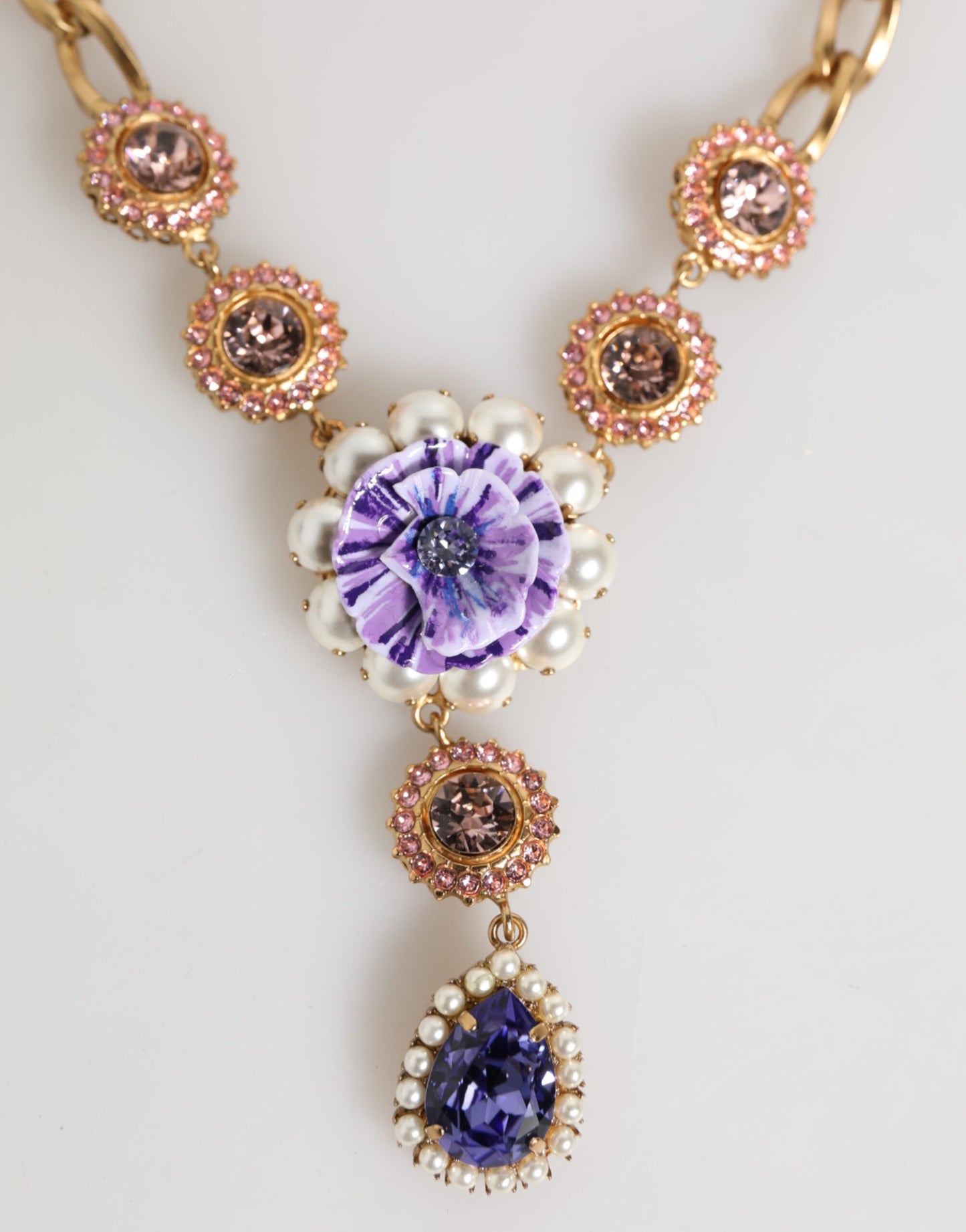 Collar con colgante floral morado de latón dorado, cristal y perlas de Dolce & Gabbana