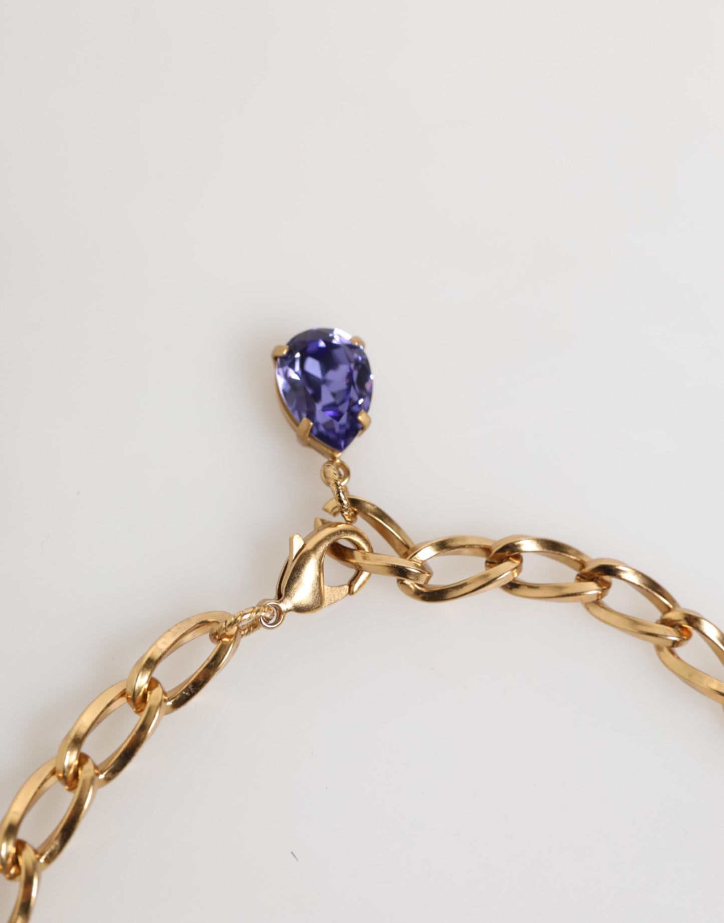Collar con colgante floral morado de latón dorado, cristal y perlas de Dolce & Gabbana