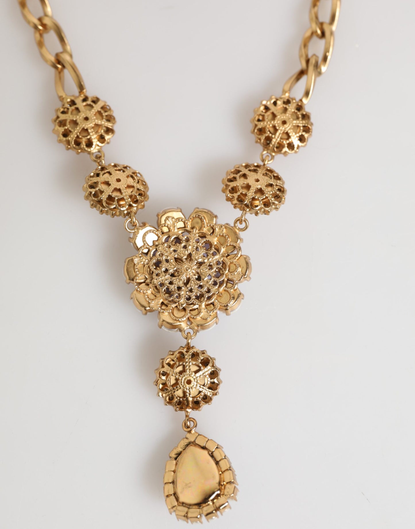 Collar con colgante floral morado de latón dorado, cristal y perlas de Dolce & Gabbana