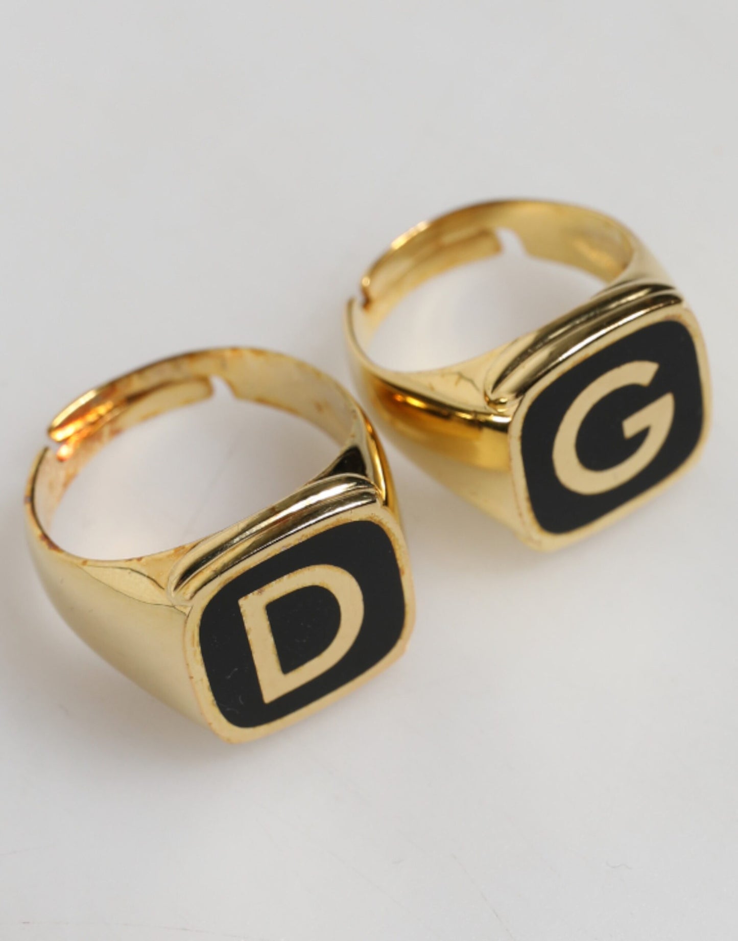 Bagues réglables Dolce & Gabbana en laiton doré, émail noir "DG"