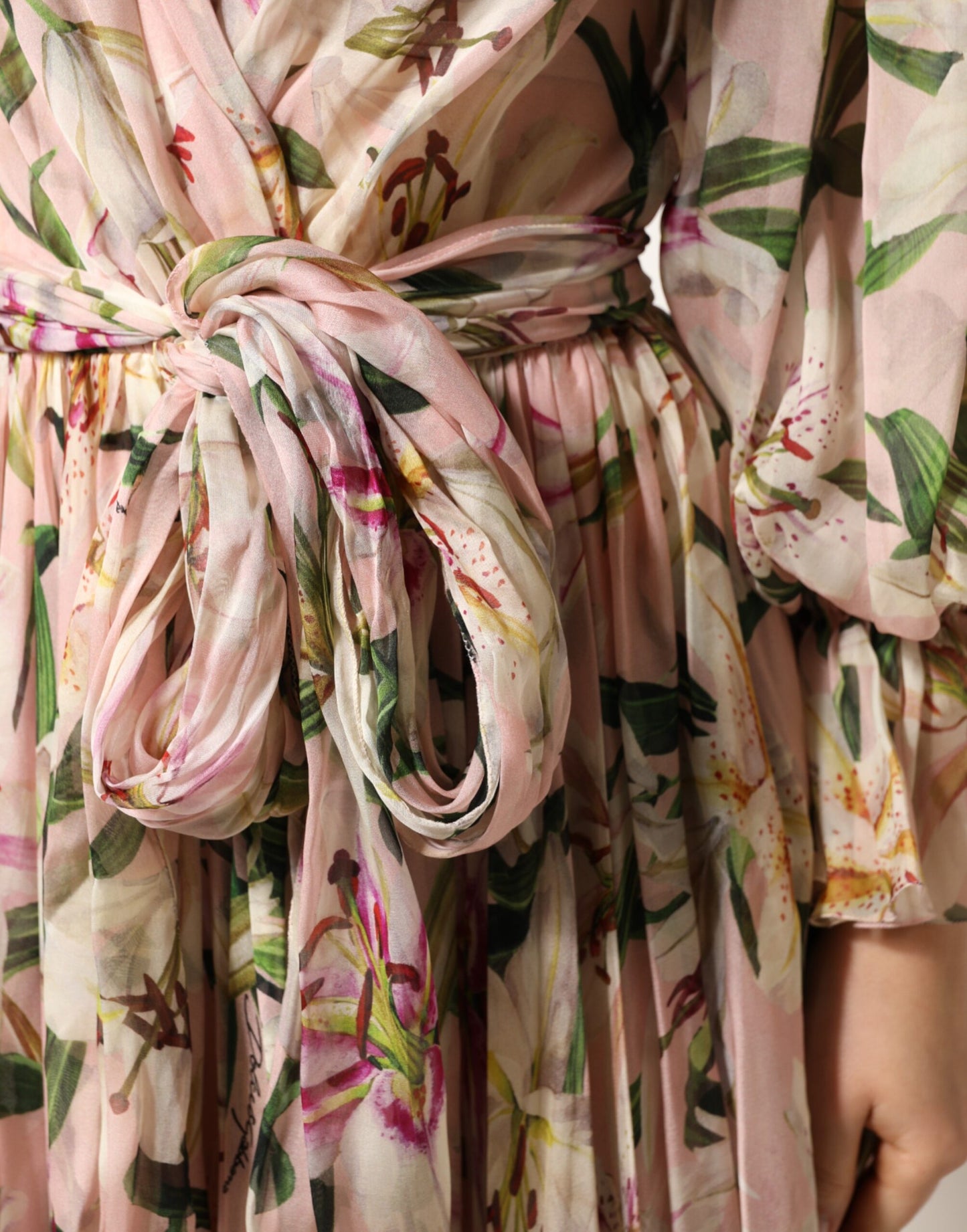 Vestido Largo Plisado con Estampado de Lirios Rosas de Corte Evasé de Dolce & Gabbana