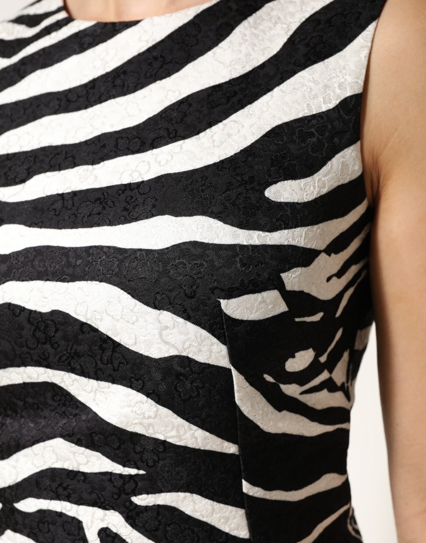 Vestido Dolce & Gabbana sin mangas con estampado de cebra blanco y negro y corte en A